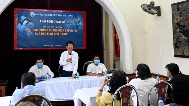 Journalist Vu Quoc Khanh, VAPA Chairman, speaks at the launch of the photo exhibition on May 11. (Photo: NDO/Dang Anh)