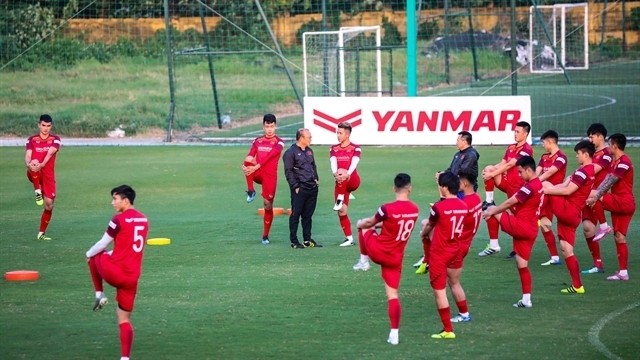 National team players train ahead of their 2022 World Cup qualification match against Thailand last November. They will gather in September to prepare for the next games. (Photo: nld.com.vn)