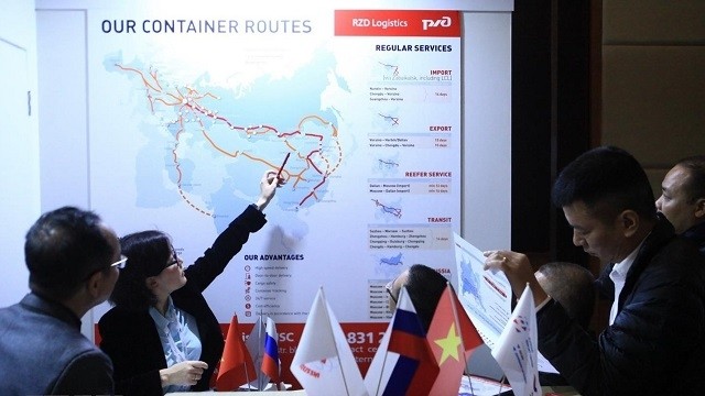 Vietnamese and Russian partners discuss the launch of the rail route between Russia and Vietnam's Yen Vien station. (Photo: VNA)