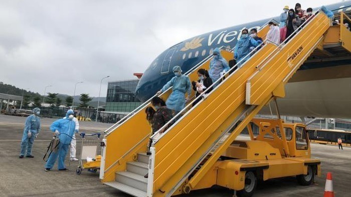 A Vietnam Airlines' flight carrying Vietnamese citizens from Canada last week (Photo: VNA)