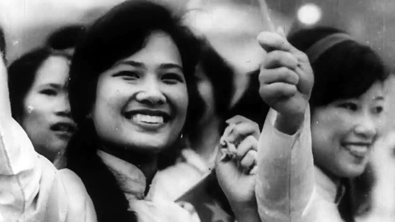 Saigon people welcome the liberation army forces. (A scene from the documentary film "Vietnam in the Ho Chi Minh Era - A Televisual Annal")