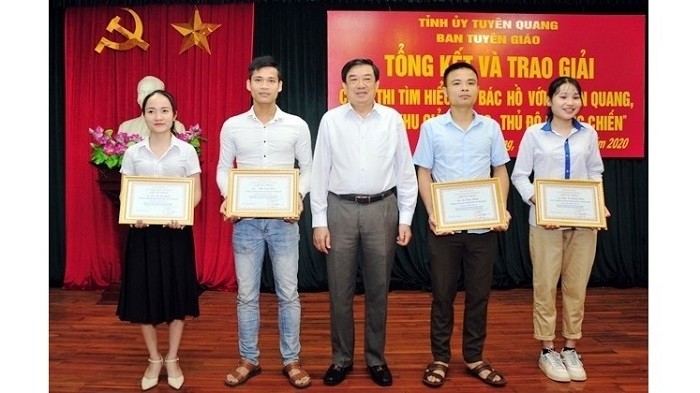 Deputy Secretary of the Tuyen Quang Provincial Party Committee Nguyen Hong Thang (C) awards First Prizes to four winners of a contest to learn about "Uncle Ho with Tuyen Quang – the national resistance capital", Tuyen Quang, May 12, 2020. (Photo: NDO/Hai Chung)
