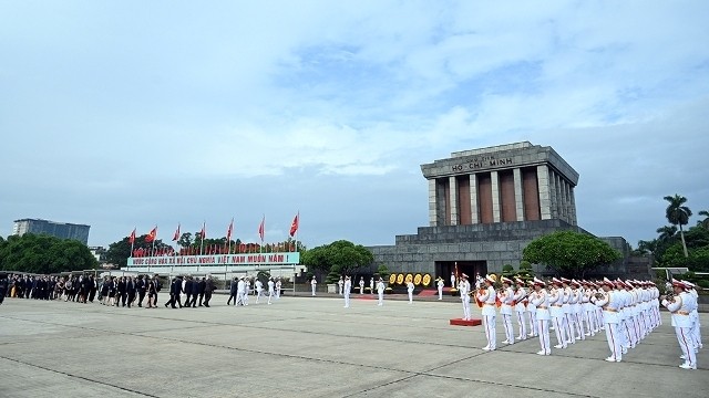 Delegations of embassies of foreign countries in Vietnam and local people visit President Ho Chi Minh’s Mausoleum on August 30, 2019. (Photo: NDO/Duy Linh)
