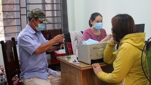 Local people affected by COVID-19 in An Hai Bac Ward, Son Tra District, Da Nang City, receive financial support from the State. (Photo: NDO/Thanh Tam)