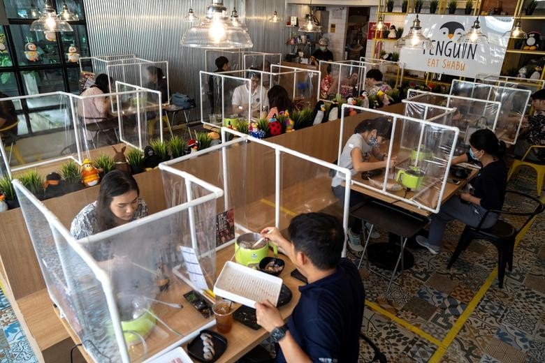 People have lunch at the Penguin Eat Shabu hotpot restaurant after it reopened in Bangkok, Thailand, May 8. Thailand reported four new coronavirus cases and one more death on May 9, bringing the total to 3,004 cases and 56 deaths since the outbreak started in January.(Photo: Reuters)