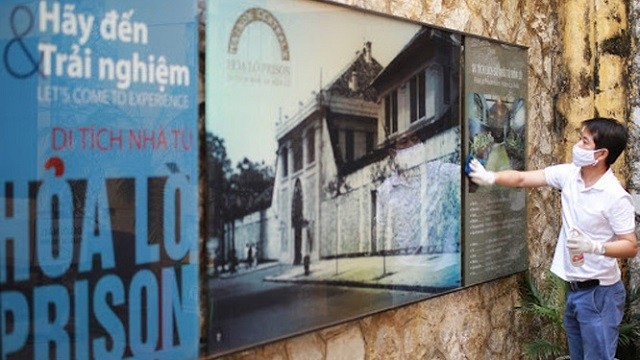 Hoa Lo Prison offers gifts and a fresh experience to visitors on reopening day (Photo: hanoimoi.com.vn)