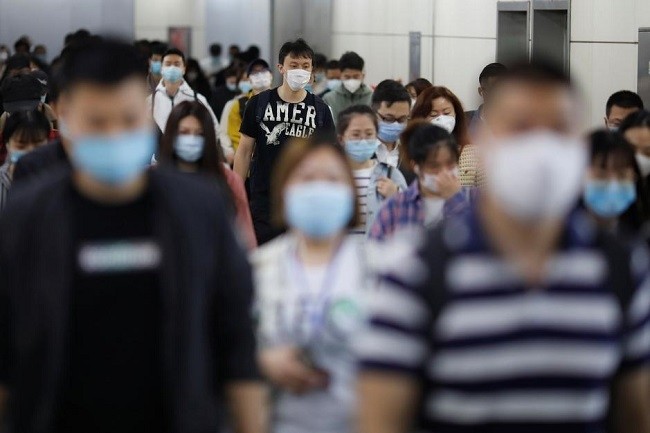 People wearing face masks walk inside a subway station during morning rush hour, following an outbreak of the coronavirus disease (COVID-19), in Beijing, China May 11, 2020. (Photo: Reuters)