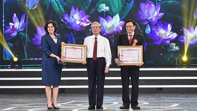 Politburo member Tran Quoc Vuong presents special prizes. (Photo: NDO)