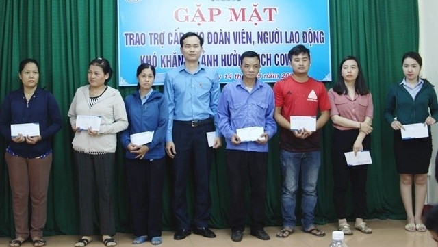 The Labour Confederation of Da Nang City presents financial support to workers in Hai Chau district. (Photo: NDO/Thanh Tam)