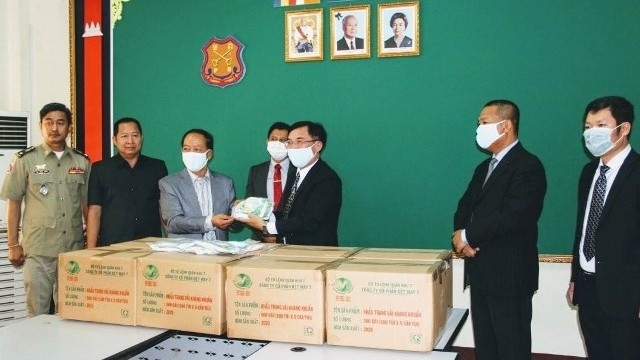 At the handover ceremony in Cambodia (Photo: Nhan Dan Newspaper representative office in Cambodia)