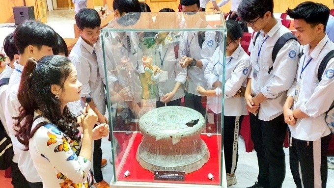 Visitors admire a nation treasure at the Quang Ninh Museum. (Photo: VNA/Quang Tho)