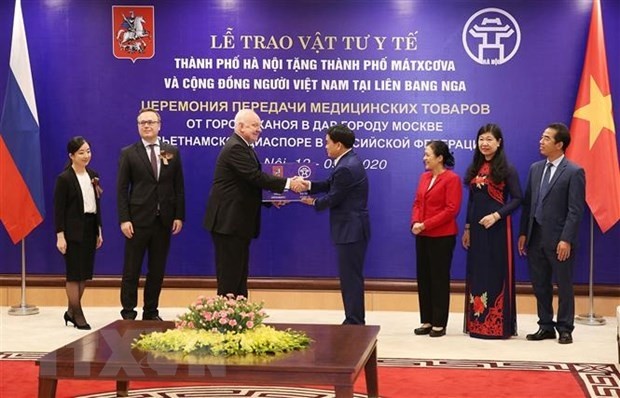 Chairman of the Hanoi People’s Committee Nguyen Duc Chung (fourth from right) and Russian Ambassador to Vietnam Konstantin Vnukov (third from left) at the handover ceremony. (Photo: VNA)