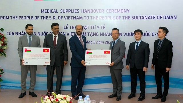 Nguyen Xuan Giao, VOI Investment Director (third from right) presents a representative symbol of 100,000 face masks to Omani Ambassador Saleh Mohamed Ahmed Al Suqri at the ceremony.