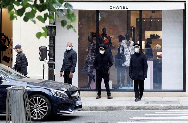  Employees stand outside a reopened Chanel fashion boutique in Paris after France begun a gradual end to a nationwide lockdown due to the coronavirus disease (COVID-19) in France, May 11, 2020. (Photo: Reuters)
