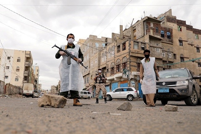 Security men wearing protective masks stand on a street during a 24-hour curfew amid concerns about the spread of the coronavirus, in Sanaa, Yemen, May 6,2020. (Photo: Reuters)