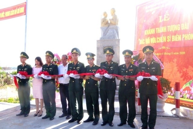 Officers of the Chan May Port border station cut the ribbon to inaugurate the monument. (Photo: NDO)
