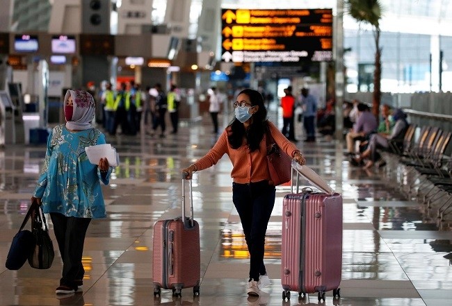 Passengers wearing protective masks carry their luggage at the Soekarno-Hatta International Airport, amid the spread of coronavirus disease (COVID-19) outbreak, in Tangerang near Jakarta, Indonesia, May 12, 2020. (Photo: Reuters)