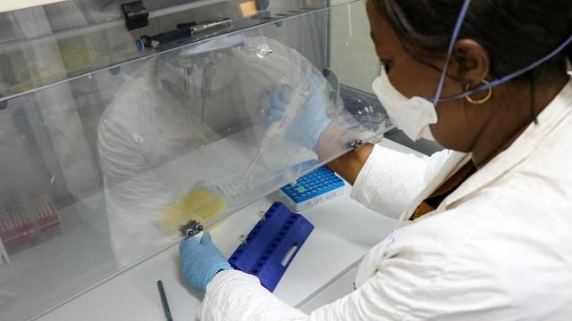 A microbiologist using laboratory reagents to identify COVID-19 in DR Congo. (Photo: WHO)