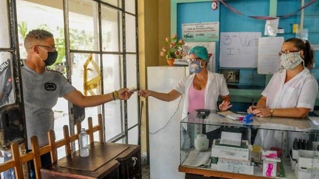 Cuban people wearing face masks to prevent COVID-19. (Photo: Granma)