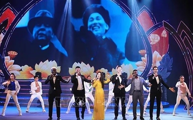 Vietnamese and foreign singers perform a song on President Ho Chi Minh during the art programme. (Photo: VNA)