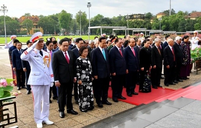 Party and State leaders pay tribute to President Ho Chi Minh.