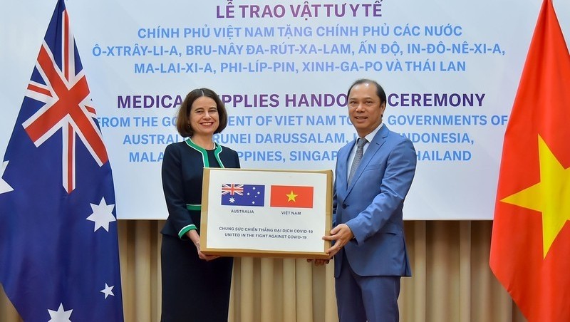 Deputy Minister of Foreign Affairs Nguyen Quoc Dung hands over medical supplies to the Australian Ambassadors to Vietnam. (Photo: VOV)