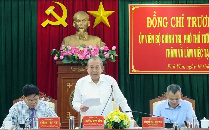Permanent Deputy Prime Minister Truong Hoa Binh speaking at the working session. (Photo: NDO/TRINH KE)