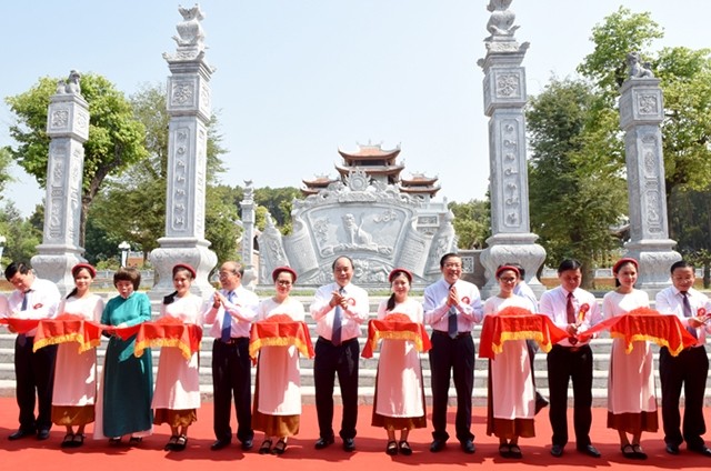 PM Nguyen Xuan Phuc (C) cuts the ribbon to inaugurate a temple dedicated to the ancestors of President Ho Chi Minh in Kim Lien Commune, Nam Dan District, in the central province of Nghe An, on May 16, 2020. (Photo: NDO/Thanh Chau)