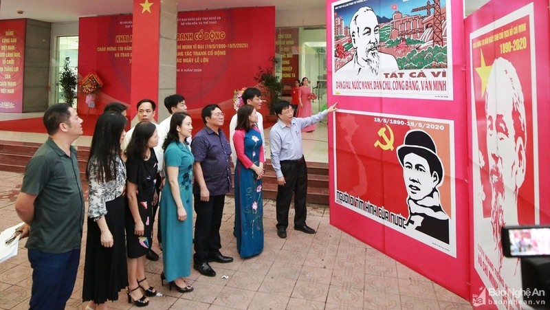 At the propaganda painting exhibition in Nghe An province, the hometown of Uncle Ho. (Photo: baonghean)