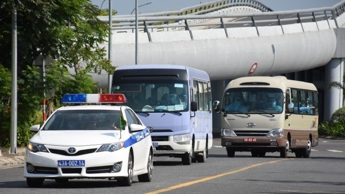 The passengers being sent to state-designated facilities for compulsory quarantine for 14 days, after landing at Da Nang International Airport on May 16. (Photo: NDO/Anh Dao)