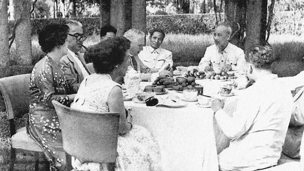 President Ho Chi Minh receives visiting UK parliamentarians in 1957 (Photo: VNA)