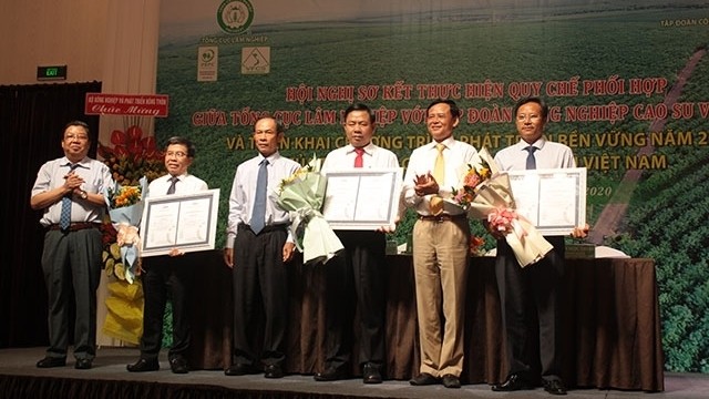 Awarding Sustainable Forest Management Certificates to units under the Vietnam Rubber Group. (Photo: NDO/Anh Tuan)