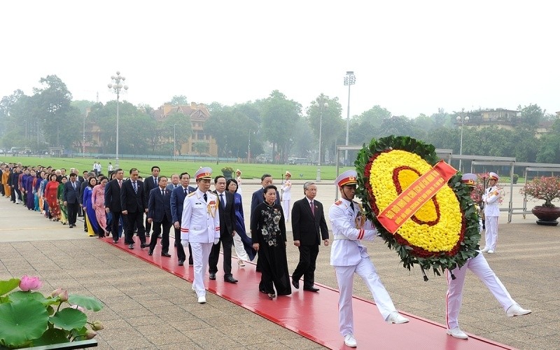 NA deputies pay tribute to President Ho Chi Minh at his mausoleum. (Photo: NDO)