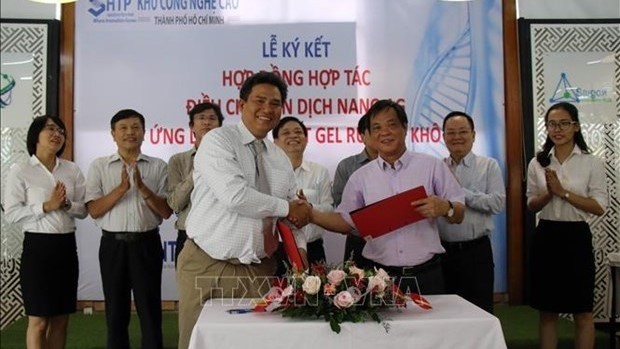 At the signing ceremony for a cooperation agreement on the production of DrOH hand sanitiser for export (Photo: VNA)