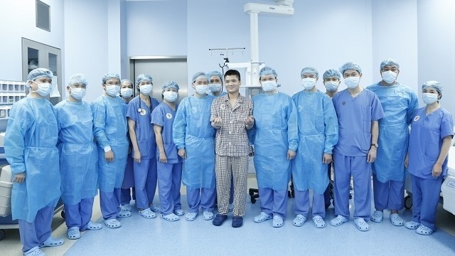 Vietnamese doctors have successfully performed the world’s first hand transplant with the donor hand coming from a living donor.