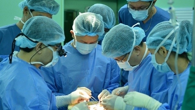 Doctors carry out the overnight transplant of a liver from a donor in Hanoi to a recipient in Ho Chi Minh City.