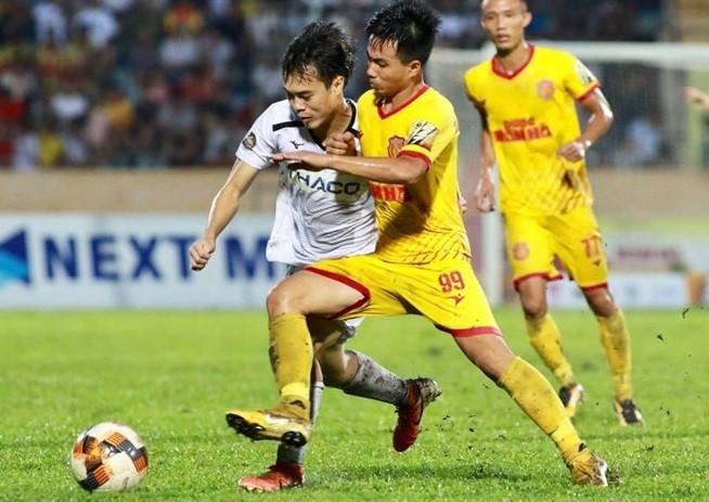 The clash between Nam Dinh FC (in yellow) and Hoang Anh Gia Lai (in white) is always much anticipated by fans.