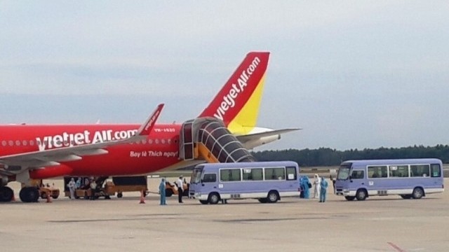 Nearly 240 Vietnamese citizens in Myanmar were brought home safely on a flight of budget carrier Vietjet landing at Da Nang International Airport Air on May 21. (Photo: NDO/Anh Dao)