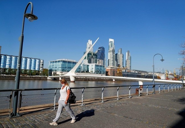 A woman wearing a protective face mask walks past Puente de la Mujer during the coronavirus disease (COVID-19) outbreak, in Buenos Aires, Argentina May 18, 2020. (Photo: Reuters)