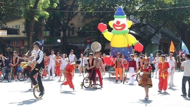 A street circus show will be held at the Bai Chay tourist site as part of the programme (Photo: dangcongsan.vn)