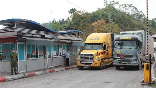 Container trucks pass through the Huu Nghi International Border Gate in Lang Son Province. (Photo: VNA)