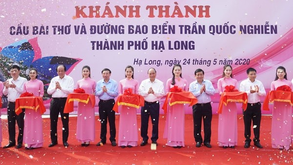 PM Nguyen Xuan Phuc attends a ceremony to inaugurate a road in Quang Ninh's capital city of Ha Long. (Photo: VGP)