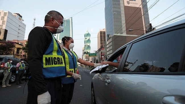 Police officers check the documents of a driver during the curfew as the coronavirus disease (COVID-19) outbreak continues, in Panama City, Panama March 31, 2020. (Photo: Reuters)