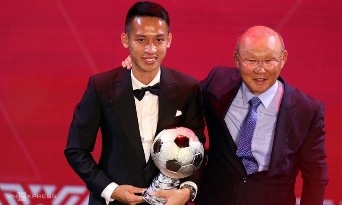 Midfielder Do Hung Dung receives his inaugural Golden Ball from Vietnam head coach Park Hang-seo. (Photo: Vnexpress)