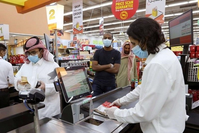 Shoppers at a supermarket in Riyadh, Saudi Arabia, May 11. (Photo: Reuters)