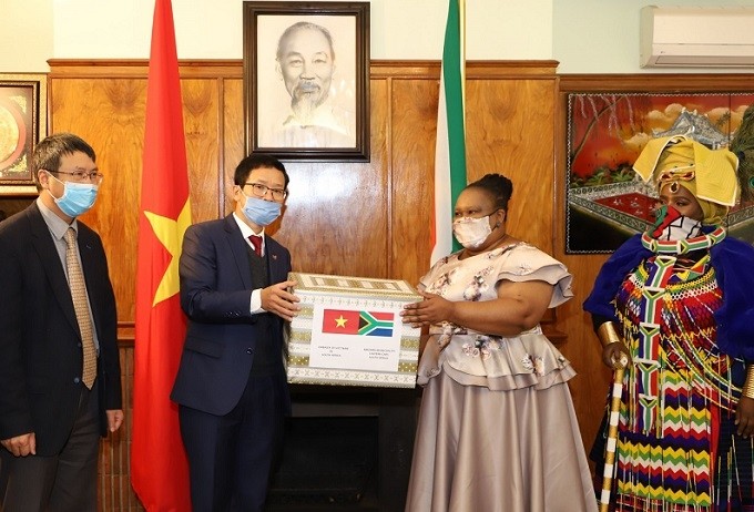 Vietnamese Ambassador to South Africa Hoang Van Loi presents the gift from the Vietnamese Government and people to a representative of Mbizana district, Eastern Cape province. (Photo: Baoquocte.vn)