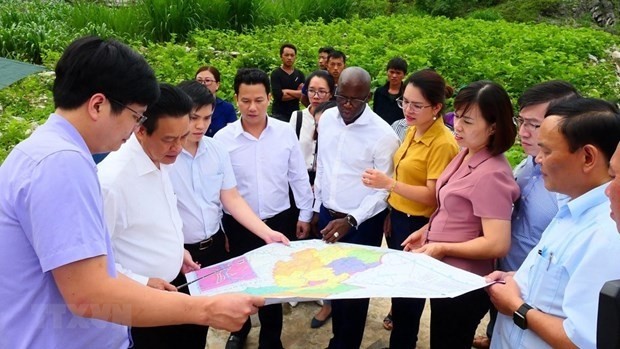 WB Country Director in Vietnam Ousmane Dione (centre) visits Ha Giang (Photo: VNA)
