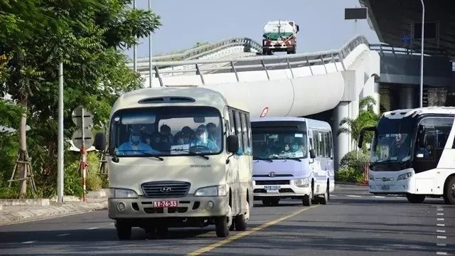 Vietnamese nationals returning from Korea are bussed to a quarantine centre in Da Nang. (Photo: NDO/Anh Dao)