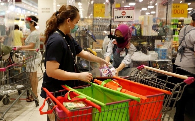 A woman wearing a protective face mask shops at a supermarket amid the outbreak of the coronavirus disease (COVID-19), in Tangerang, on the outskirts of Jakarta, Indonesia, May 26, 2020. (Photo: Reuters)