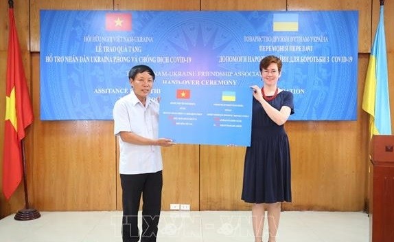 VUFA Chairman Dang Van Chien (L) presents the donations to Nataliya Zhykina, Charge d'Affaires of the Ukrainian Embassy in Vietnam. (Photo: VNA)
